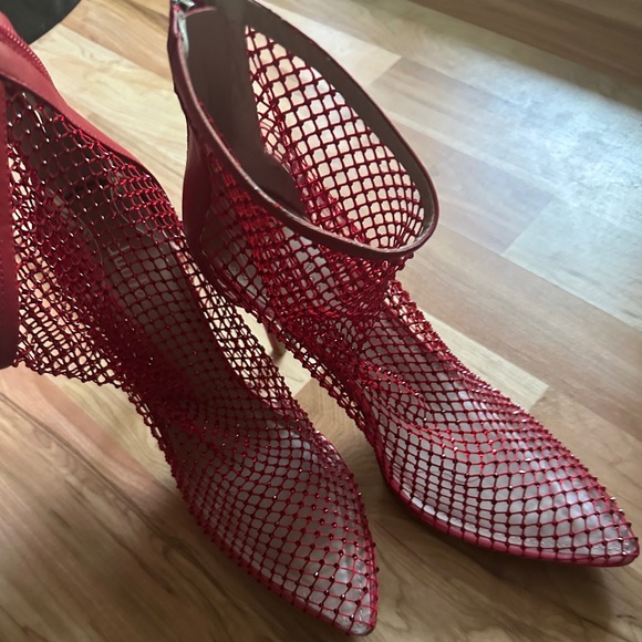 Lady in RED!!!! - Picture 1 of 4